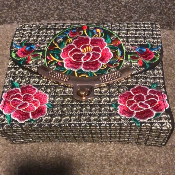 BOUGHT IN MEXICO Handbags - BRAND NEW BAG PURCHASED IN MEXICO! BEAUTIFUL EMBROIDERY! IS A CROSSBODY!